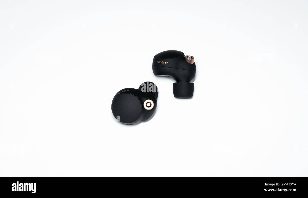 Le cuffie Sony WF-1000XM4 veramente wireless offrono una qualità audio eccezionale e una cancellazione del rumore leader del settore. Foto Stock