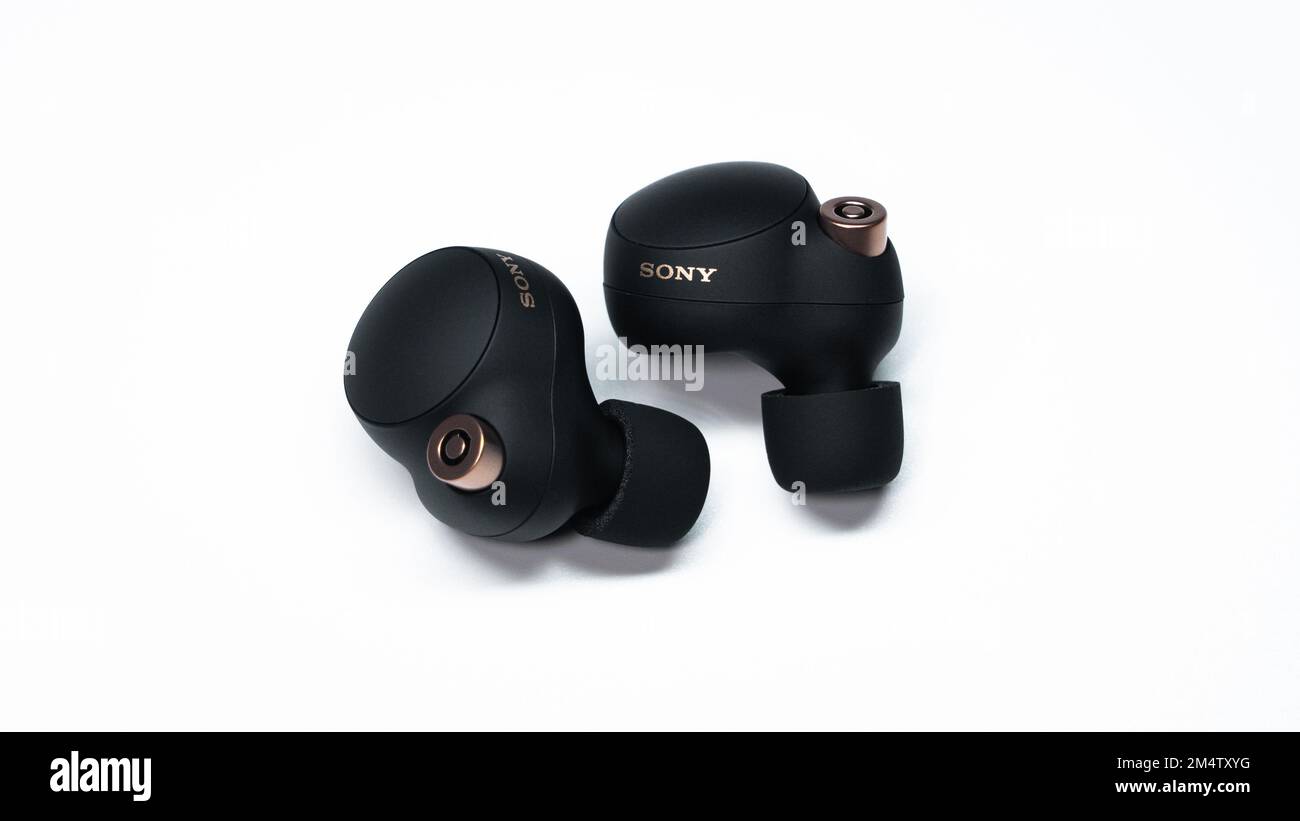 Le cuffie Sony WF-1000XM4 veramente wireless su sfondo bianco. Foto Stock
