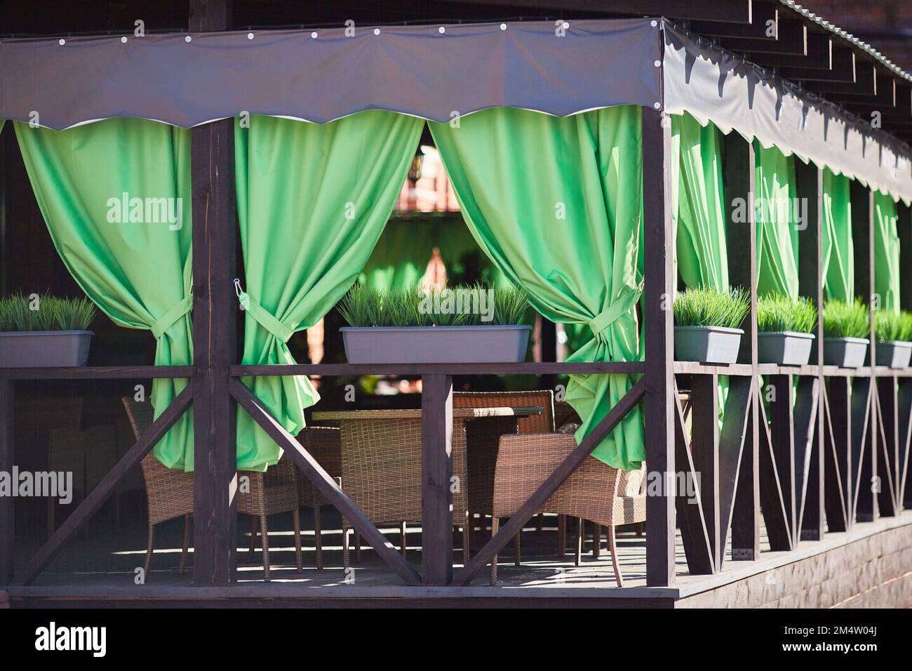Tende verdi di un bar o terrazza Foto Stock