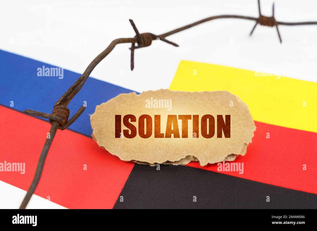Concetto politico. Sulle bandiere di Germania e Russia si trova una lastra di cartone con l'iscrizione - isolamento. Bandiere separate da filo spinato Foto Stock