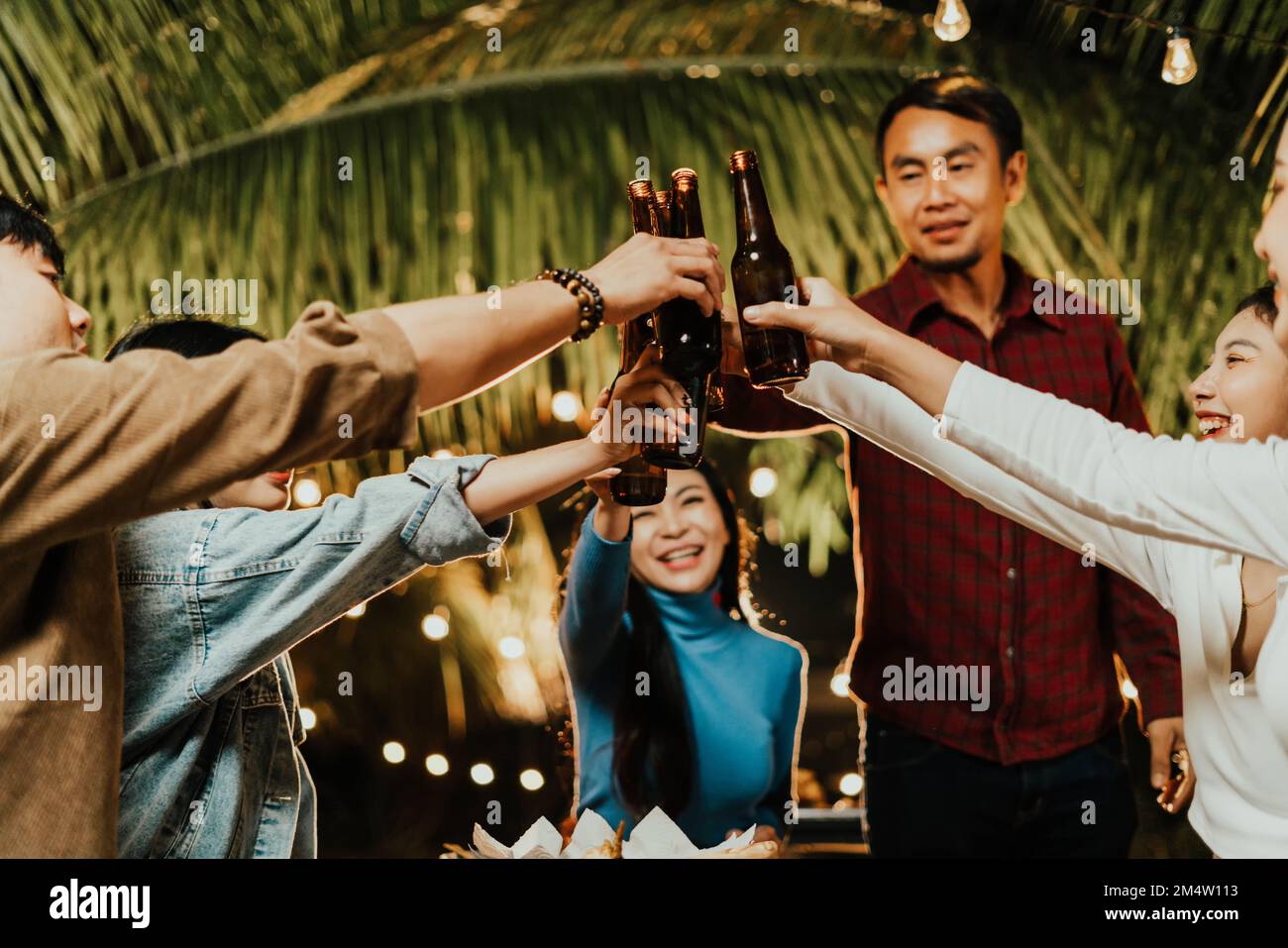 gruppo di persone che festeggia all'aperto bevendo birra Foto Stock