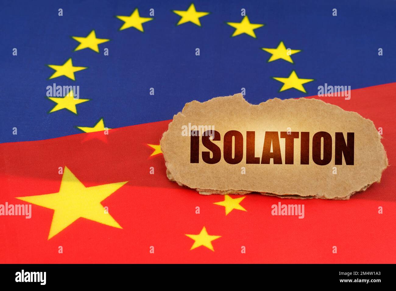 Concetto politico. Sulle bandiere della Cina e dell'Unione europea si trova una targhetta di cartone con l'iscrizione - isolamento Foto Stock