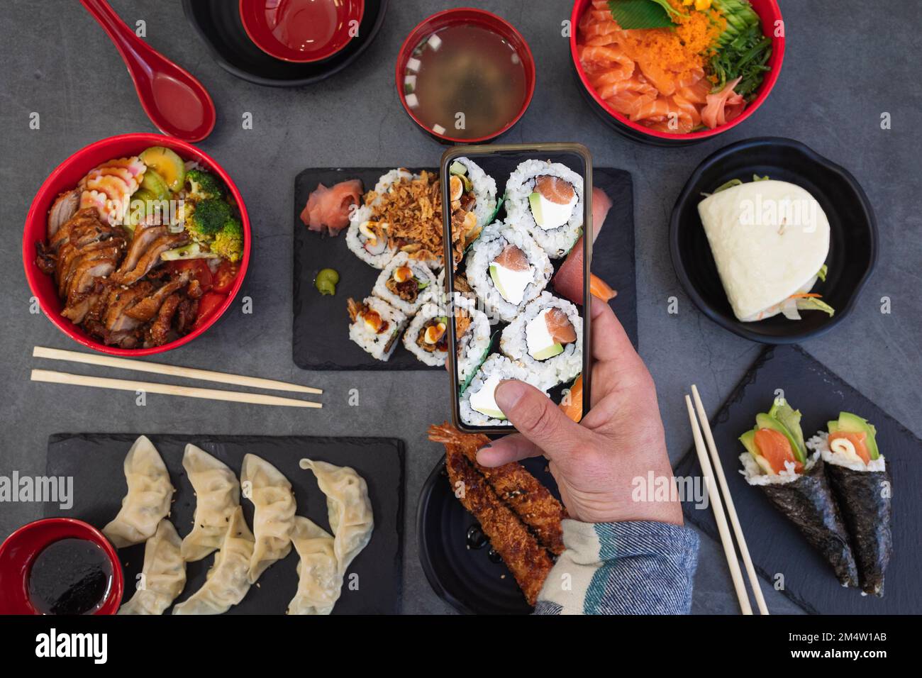 Fotografia su smartphone del cibo per pranzo o cena. Le mani dell'uomo scattano la foto del telefono dell'alimento per i mezzi sociali ed il post del blog. Foto Stock
