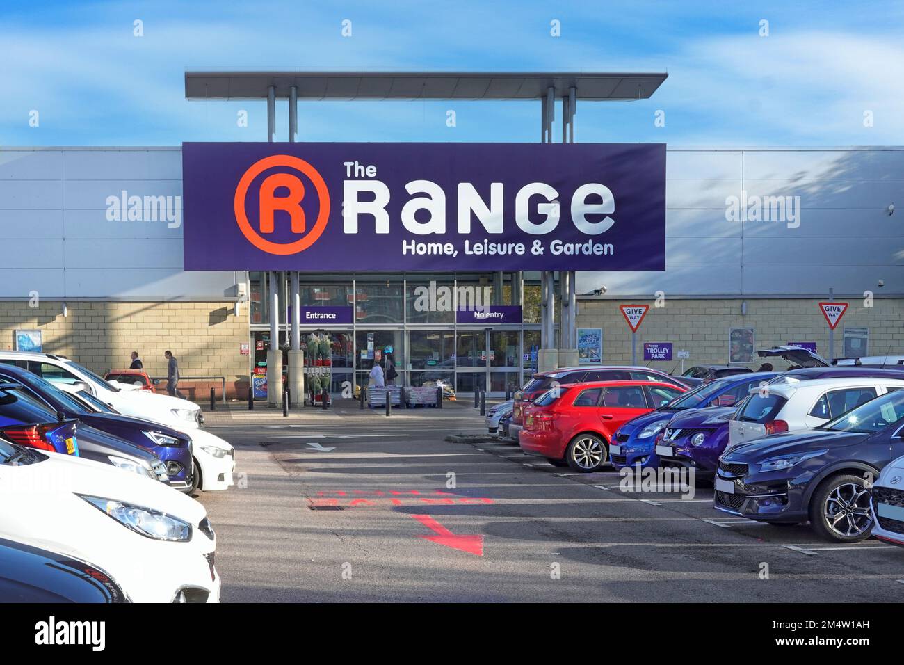 The Range Home Leisure & Garden store shop entrata clienti e marchio logo segno edificio moderno parcheggio Lakeside Retail Park Thurrock Essex Inghilterra Regno Unito Foto Stock