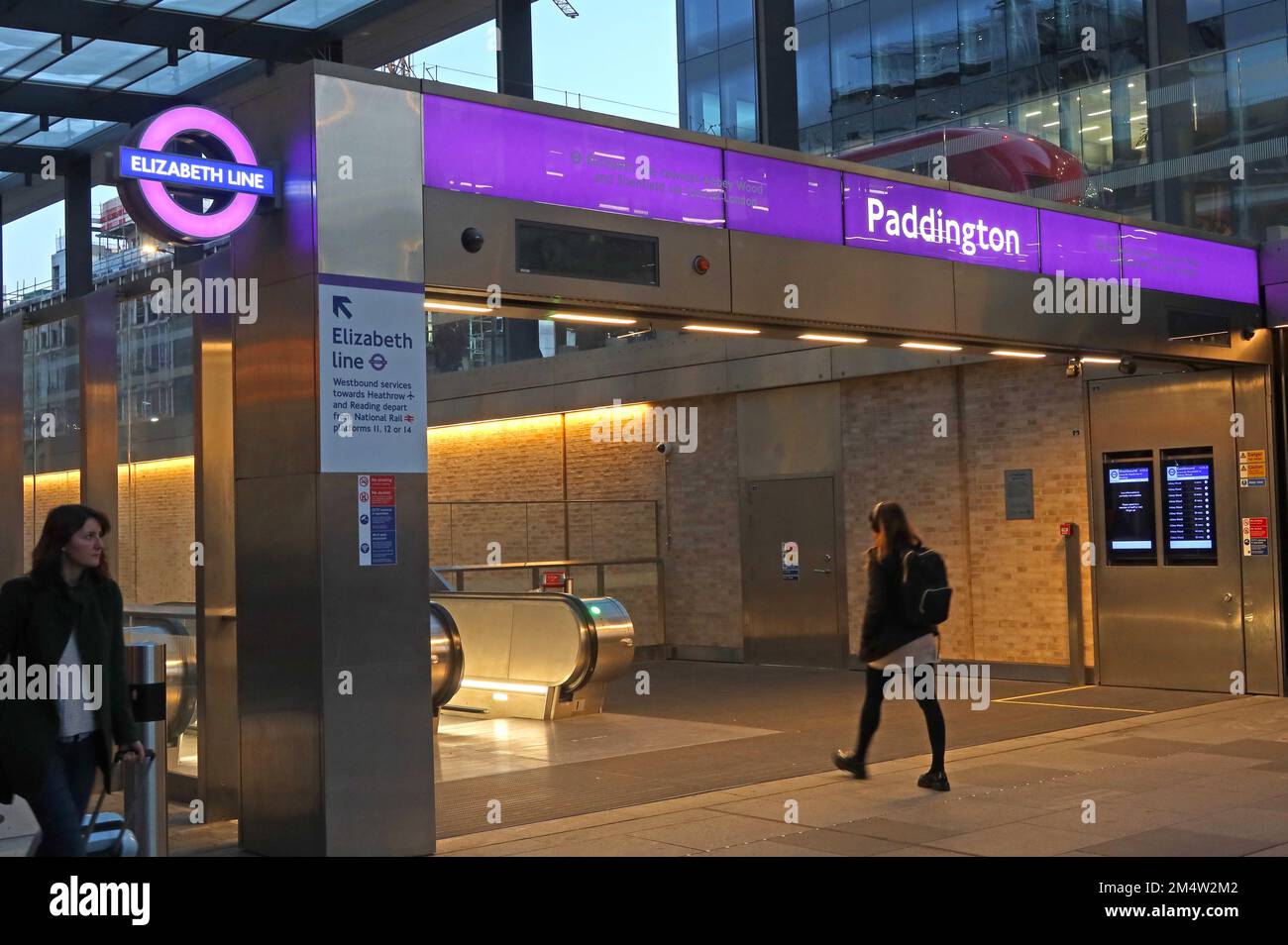 New Elizabeth Line Crossrail ingresso alla stazione di London Paddington, viola trasporto Londra Elizabeth Line roundel segno Foto Stock