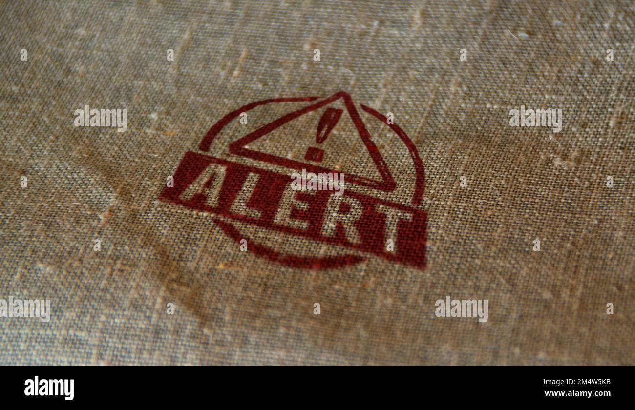 Timbro di avviso stampato sul sacco di lino. Concetto di allarme di pericolo, avvertenza di sicurezza attenzione e attenzione. Foto Stock