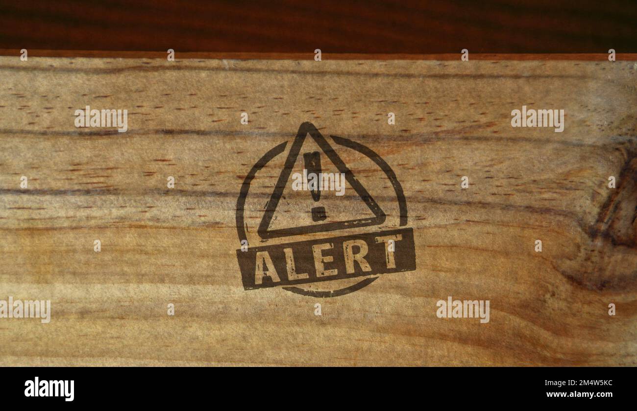 Timbro di avviso stampato su scatola di legno. Concetto di allarme di pericolo, avvertenza di sicurezza attenzione e attenzione. Foto Stock