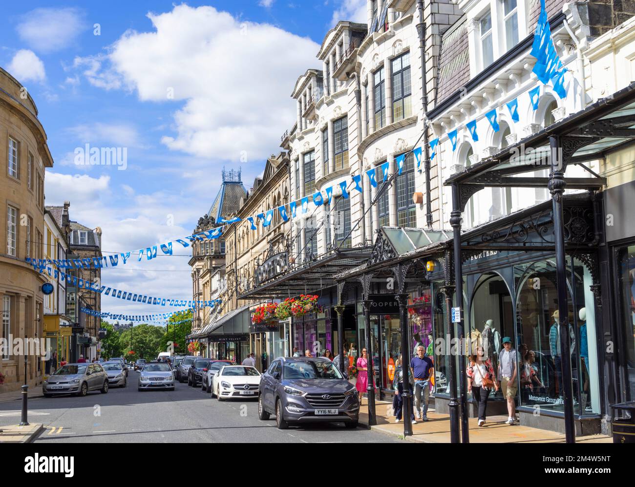 Harrogate North Yorkshire Harrogate negozi sulla via dello shopping James Street nel centro di Harrogate Harrogate Yorkshire Inghilterra Regno Unito GB Europa Foto Stock