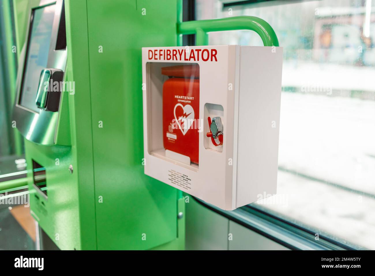 Defibrillatore semiautomatico esterno il defibrillatore semiautomatico esterno in scatola bianca sulla parete è un dispositivo pacemaker di emergenza per le persone con arresto cardiaco. Defibrillatore cardiaco Foto Stock