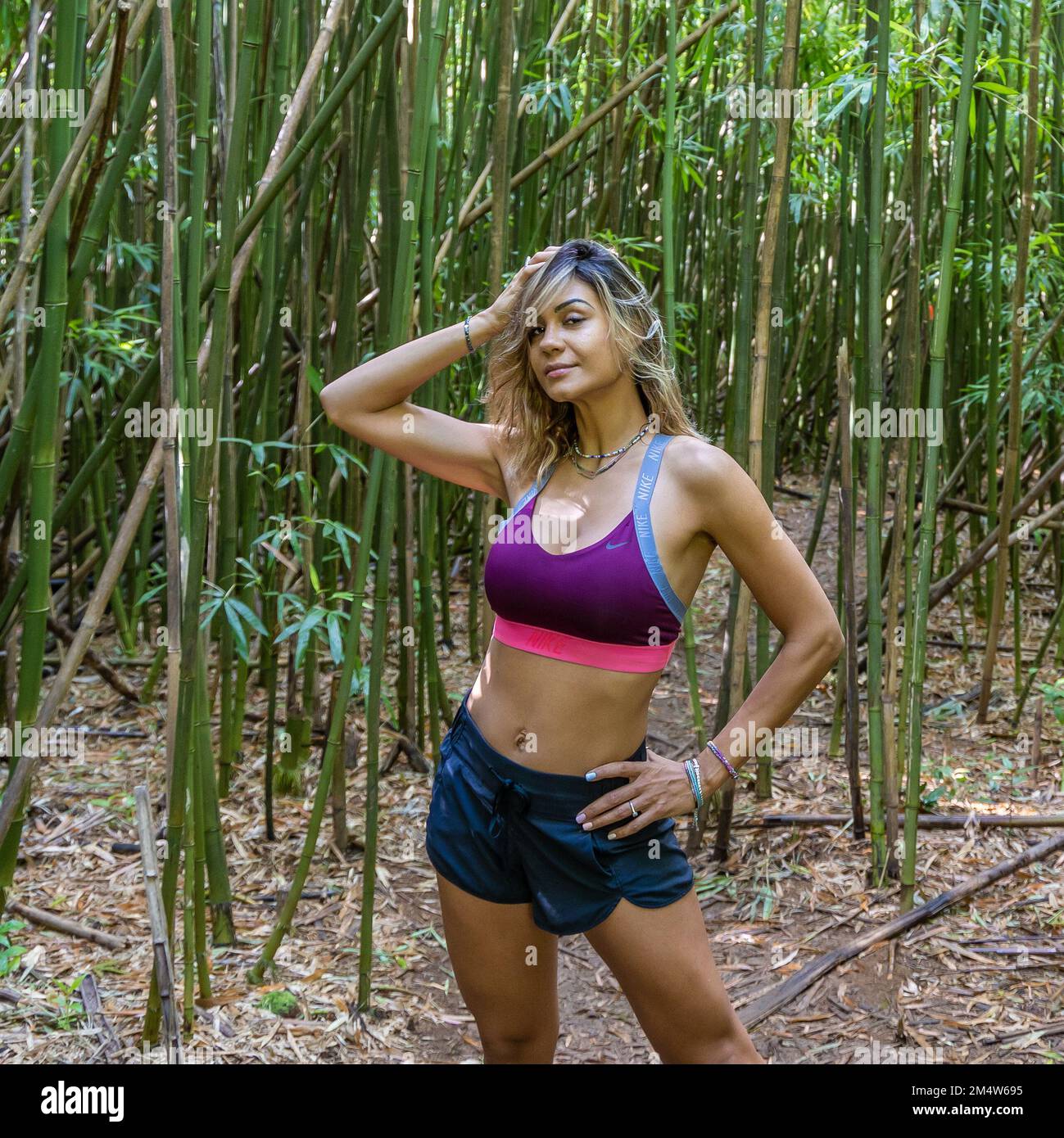 Ritratto di una giovane donna caucasica in un tour escursionistico in una foresta sull'isola o'ahu, Hawaii Foto Stock