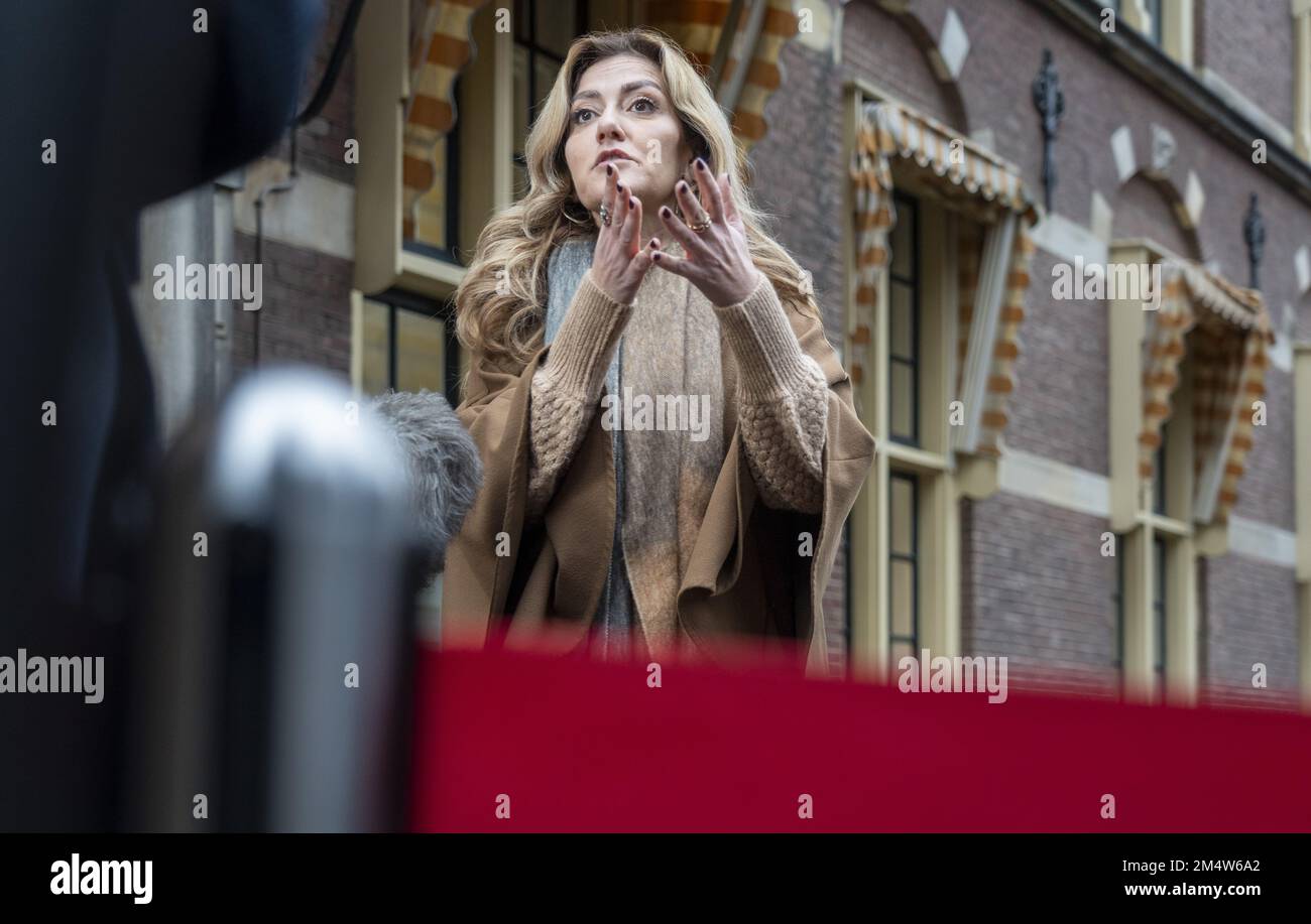 L'AIA - il Ministro della Giustizia e della sicurezza Dilan Yeṣilgöz parla alla stampa al Binnenhof in vista dell'ultima riunione settimanale del gabinetto del 2022. ANP LEX VAN LIESHOUT olanda - belgio fuori Foto Stock