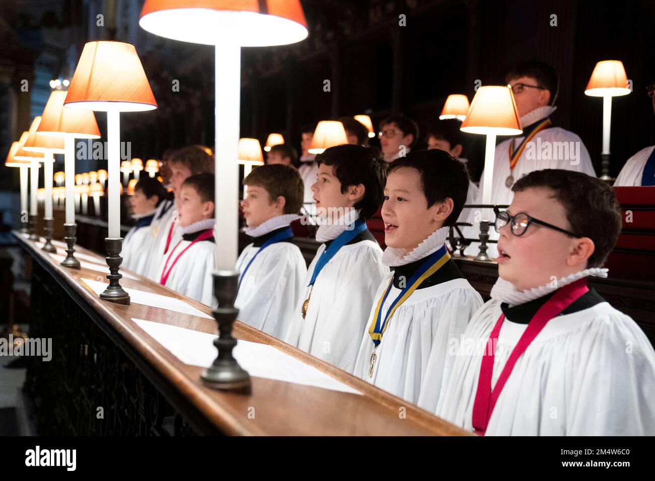 I cantori di San Paolo si preparano per il loro periodo più affollato dell'anno mentre si esibiscono nel Quire della Cattedrale di St Paul a Londra, per il loro programma di Avvento e di Natale, durante il quale si esibiranno per tutto il mese di dicembre. Data immagine: Venerdì 23 dicembre 2022. Foto Stock