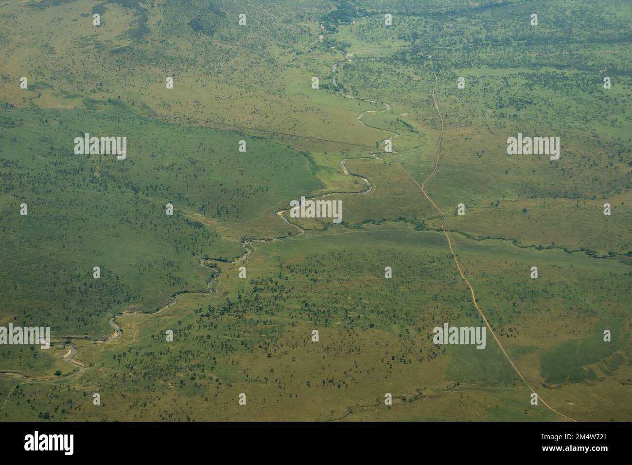 Veduta aerea del paesaggio tanzaniano tra Arusha e Serengeti, Tanzania Foto Stock
