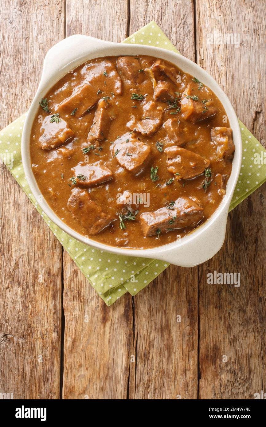 Carbonnade a la Flamande il classico stufato di manzo belga è noto per la sua combinazione dolce-acea di cipolle caramellate e birra closeup sulla pentola sul WO Foto Stock