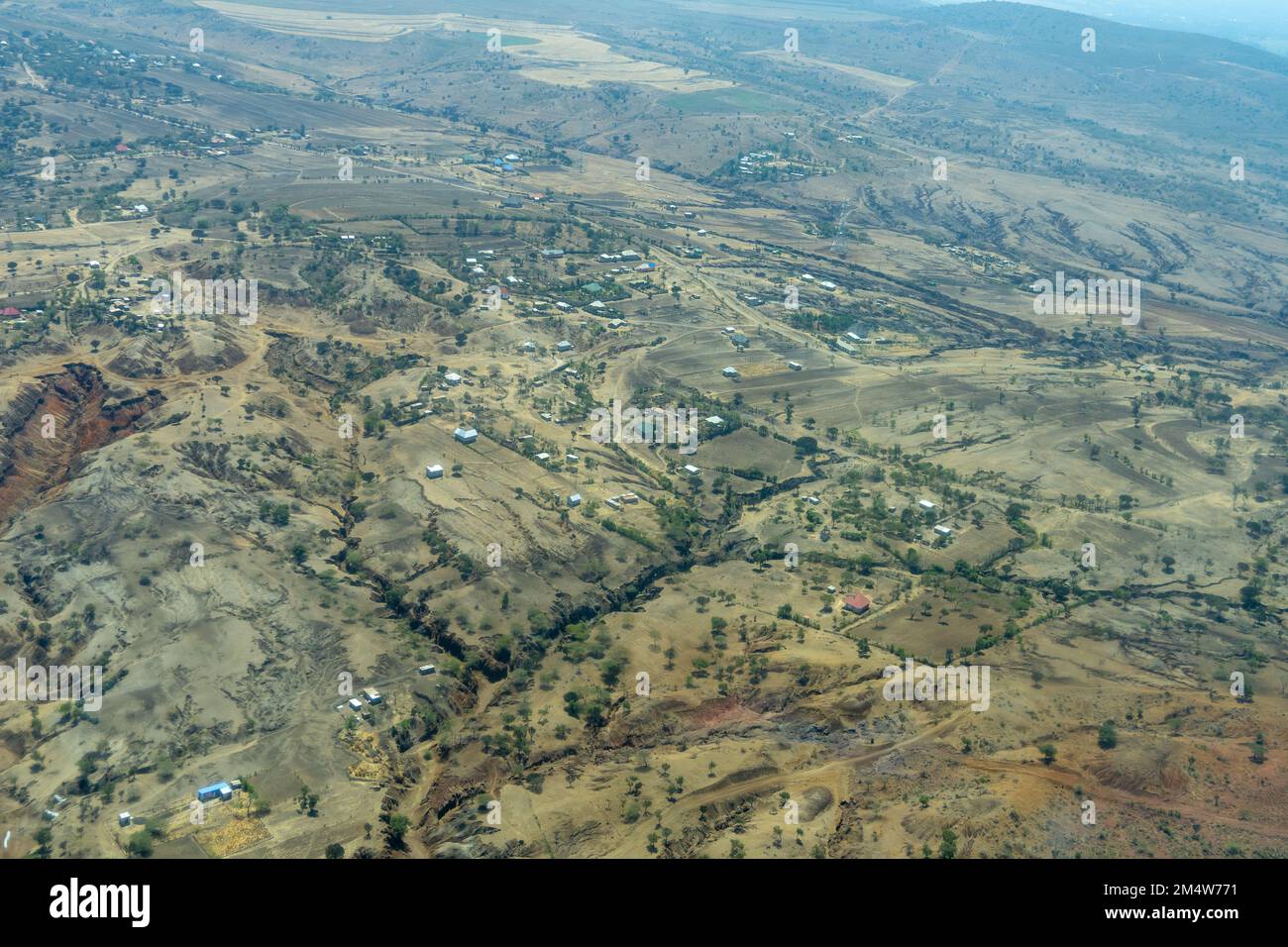 Veduta aerea del paesaggio tanzaniano tra Arusha e Serengeti, Tanzania Foto Stock