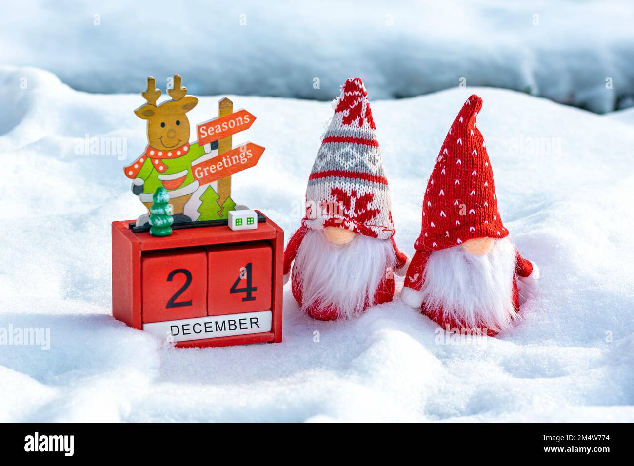 Calendario cubo con data 24 dicembre, gnomi scandinavi e decorazioni natalizie nella foresta innevata Natale biglietto di Natale data di Natale. Foto Stock