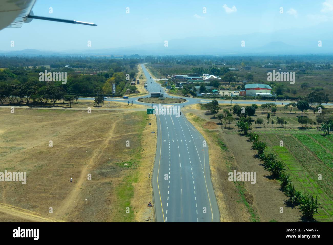 Atterrando all'aeroporto di Serengeti in Tanzania Fotografia aerea Foto Stock