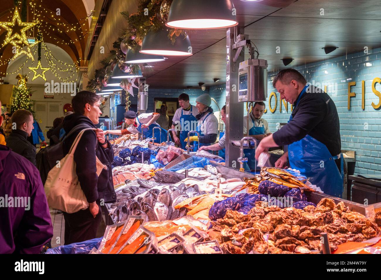 Cork, Irlanda. 23rd Dec, 2022. Il centro di Cork è pieno di gente oggi, che sta facendo il loro ultimo minuto shopping di Natale. Il mercato inglese era molto affollato. Credit: AG News/Alamy Live News Foto Stock