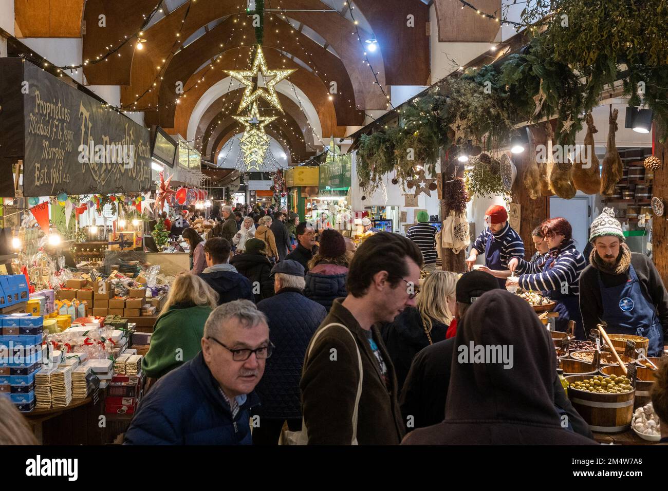 Cork, Irlanda. 23rd Dec, 2022. Il centro di Cork è pieno di gente oggi, che sta facendo il loro ultimo minuto shopping di Natale. Il mercato inglese era molto affollato. Credit: AG News/Alamy Live News Foto Stock