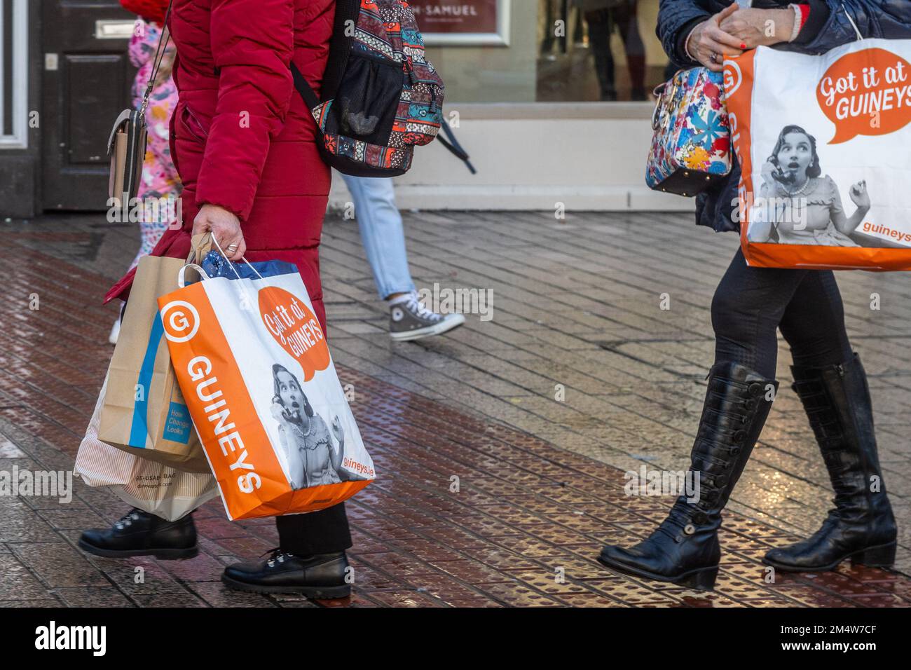 Cork, Irlanda. 23rd Dec, 2022. Il centro di Cork è pieno di gente oggi, che sta facendo il loro ultimo minuto shopping di Natale. Le strade del centro città erano piene di gente che ha ricevuto le loro ultime notizie. Credit: AG News/Alamy Live News Foto Stock