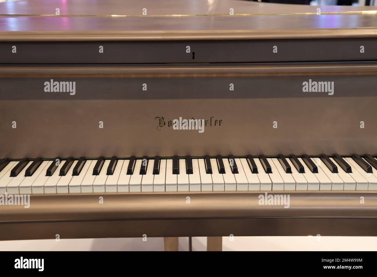 Tastiera di un pianoforte a coda bianca con marchio visibile: Bösendorfer Foto Stock