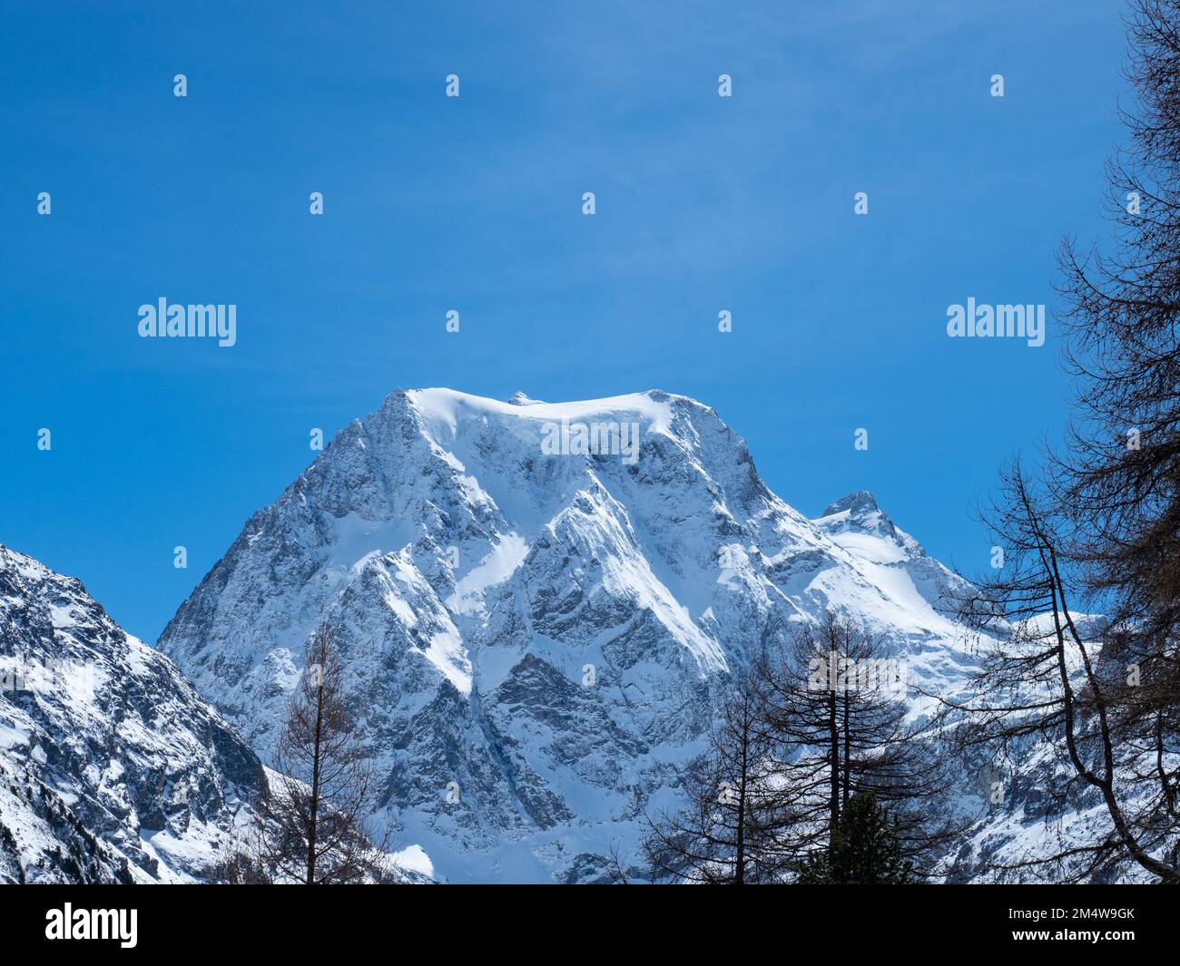 Arolla, Svizzera - Aprile 10th 2022: Vista verso un'alta vetta alpina con ghiacciai e rocce Foto Stock