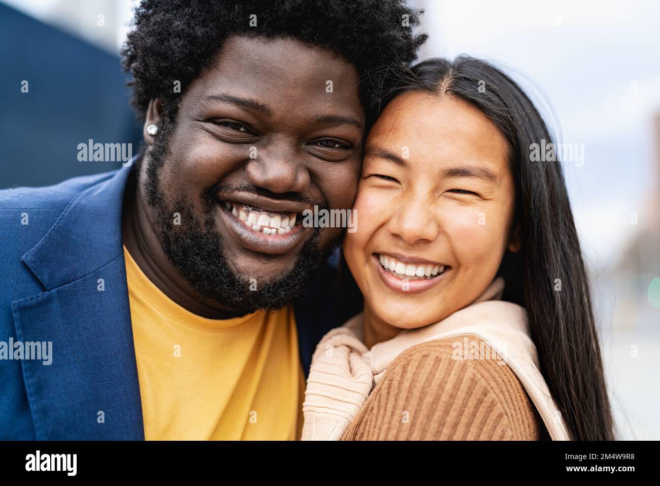 Felici giovani amici multirazziali che si divertono a guardare nella fotocamera Foto Stock