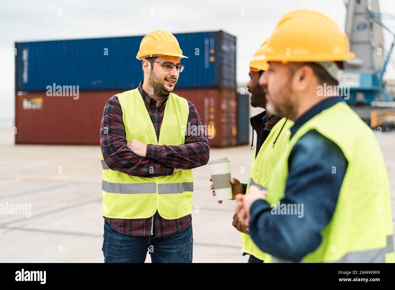 Ingegneri industriali che lavorano in terminali logistici di carico container Foto Stock