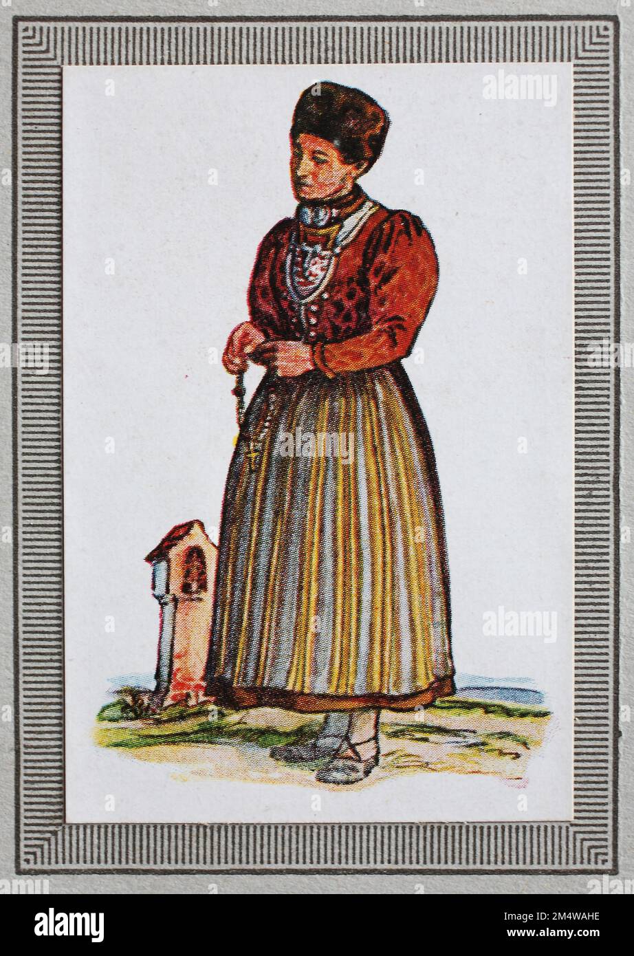 Trachten in Deutschland im 19. Jahrhundert, Süddeutschland, Frau, Bäuerin aus Oberbayern, Historisch, Ristorante digitale Reproduktion von einem Sammelbild aus dem Jahre ca 1910 / Costumi tradizionali in Germania nel 19th ° secolo, Germania meridionale, donna, contadina dell'alta Baviera, riproduzione storica, restaurata digitalmente da un quadro collettivo dell'anno circa 1910 Foto Stock