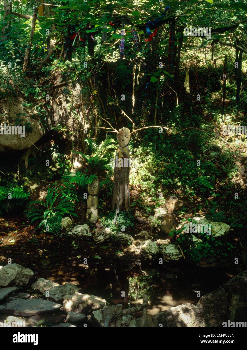Ricostruzione immaginativa di un santuario celtico in una sorgente naturale accanto a Castell Henllys Iron Age Densed Settlement, Pembrokeshire, Galles, Regno Unito. Foto Stock