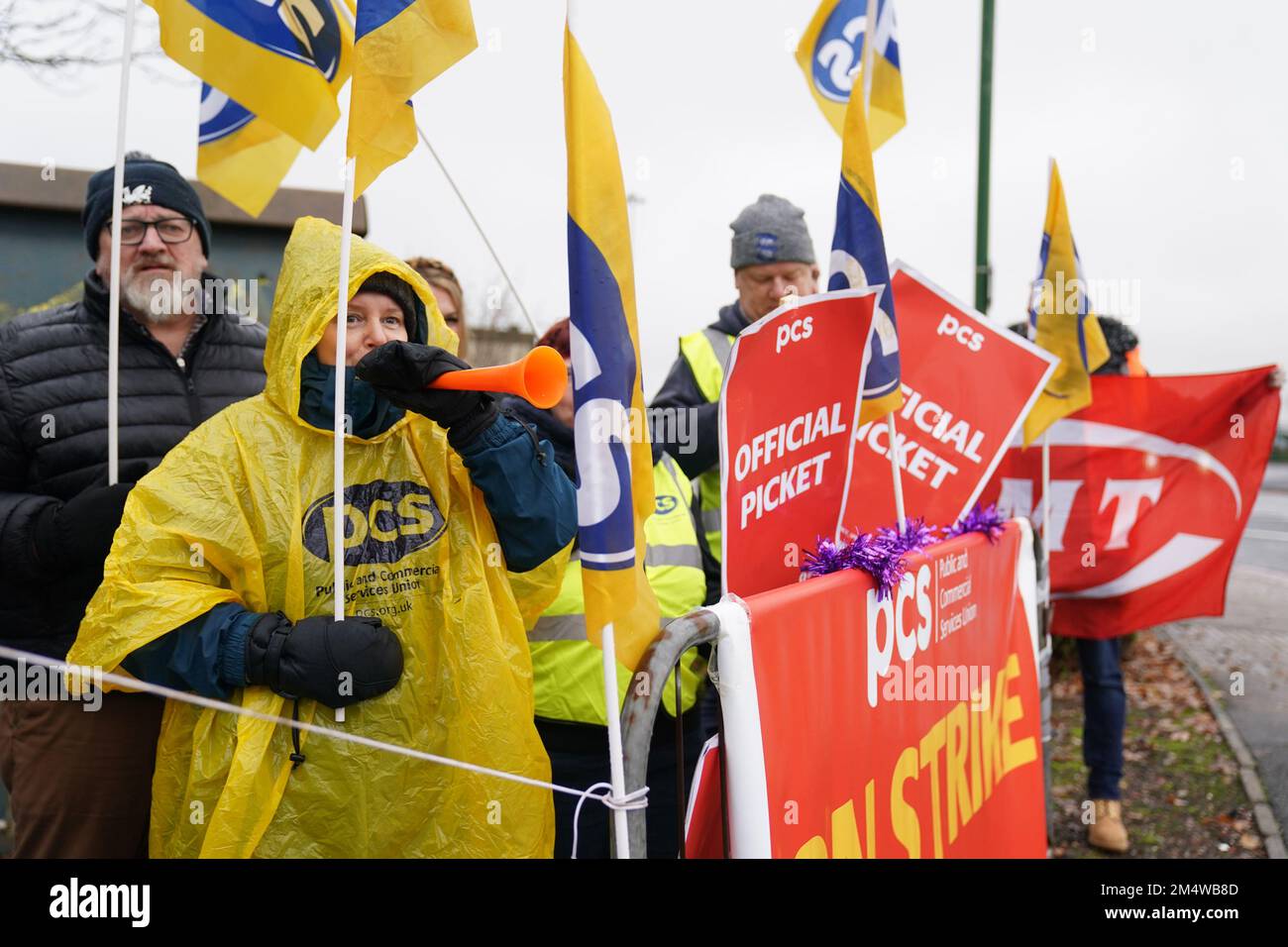 Membri del sindacato dei servizi pubblici e commerciali (PCS) sulla linea picket fuori dall'aeroporto di Birmingham. Circa un quarto di milione di passeggeri che arrivano negli aeroporti del Regno Unito il venerdì sono stati avvertiti di prevedere ritardi dovuti all'inizio degli scioperi delle forze di frontiera. Data immagine: Venerdì 23 dicembre 2022. Foto Stock