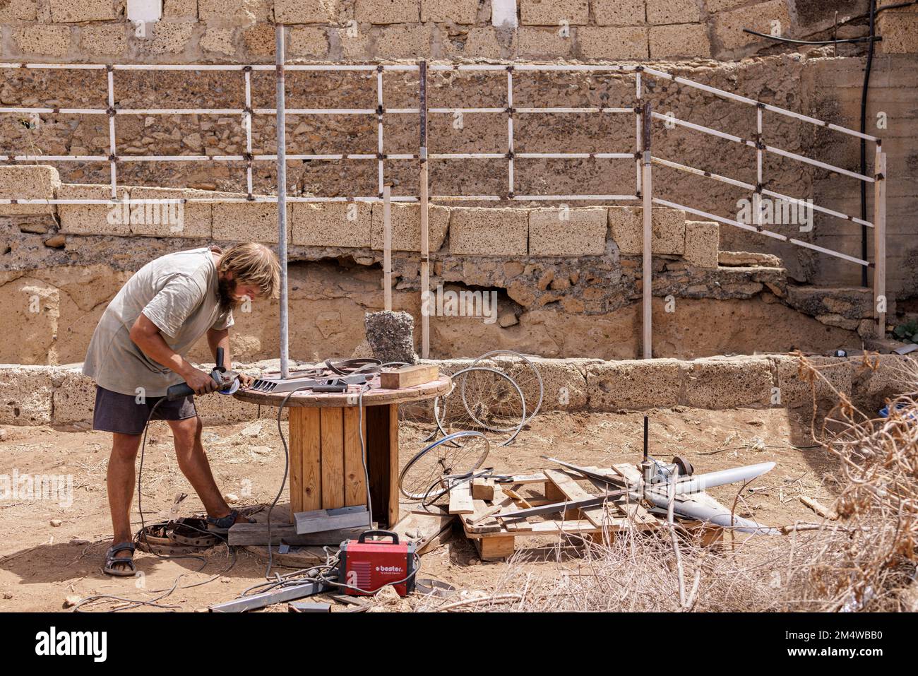 Lavoratori volontari che svolgono lavori di costruzione e manutenzione presso il santuario degli animali ecologici di salvataggio dei cavalli di Tenerife, un ente benefico per il salvataggio degli animali con sede a Tajao, Foto Stock