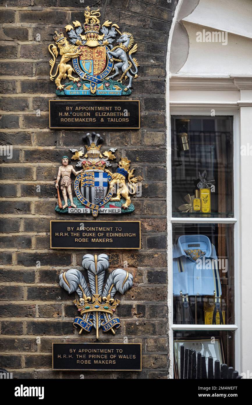 LONDRA, Regno Unito - 06 MAGGIO 2019: Da targhe Royal appuntamento fuori del negozio di lusso Tailors di Ede e Ravenscroft a Burlington Gardens nel West End Foto Stock