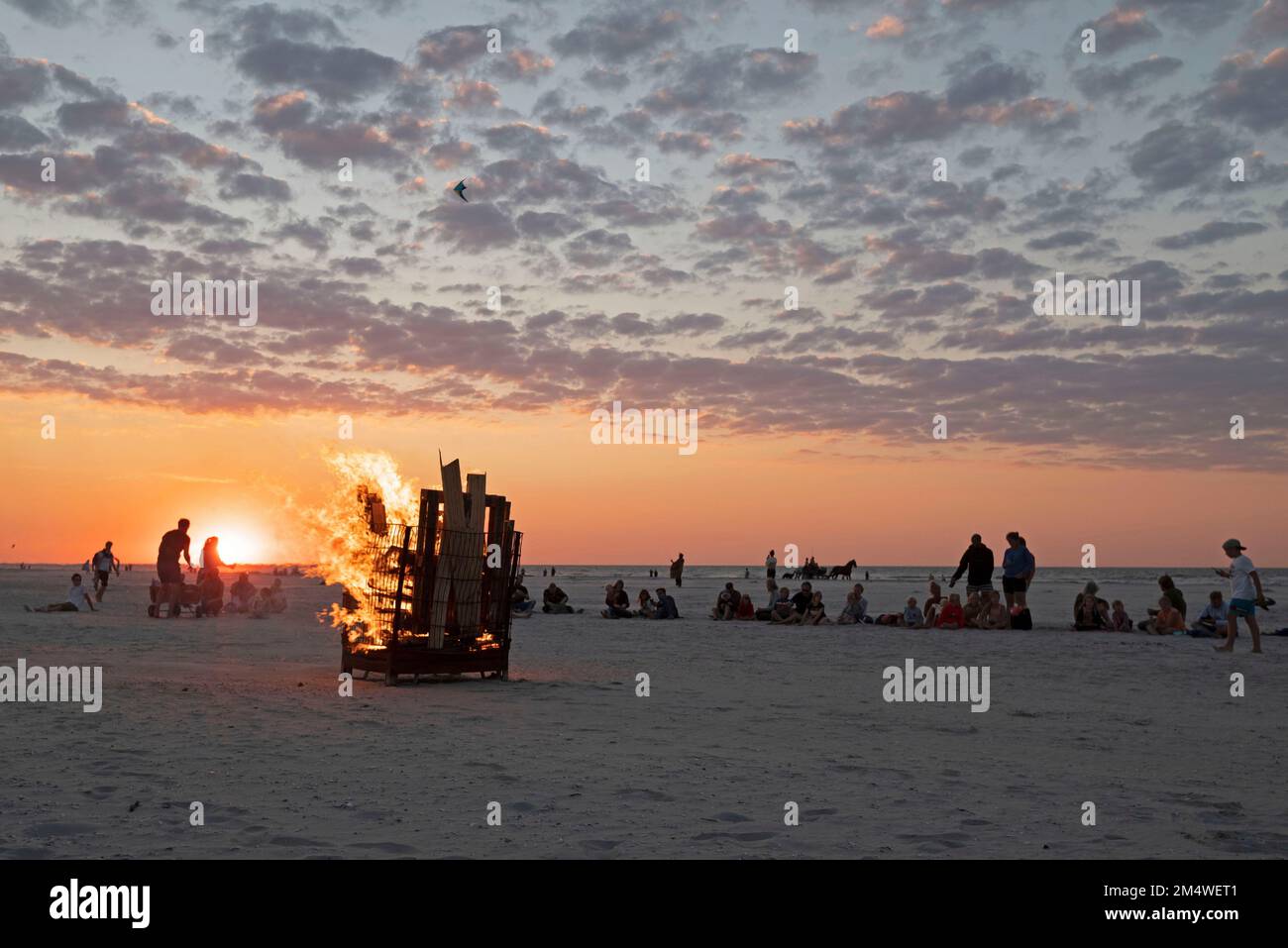 Ameland-Paesi Bassi-13-08-2022: Fuoco sulla spiaggia al tramonto. Foto Stock