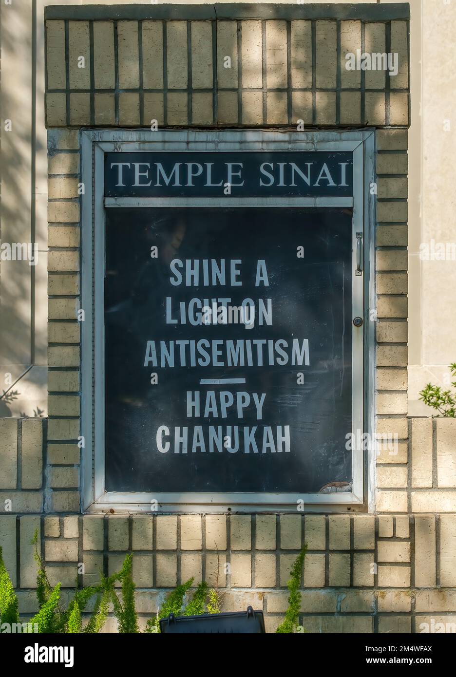 NEW ORLEANS, LA, USA - 22 DICEMBRE 2022: Cartello di fronte al Tempio Sinai che dice "Shine a Light on Antisemitism - Happy Chanukah" Foto Stock