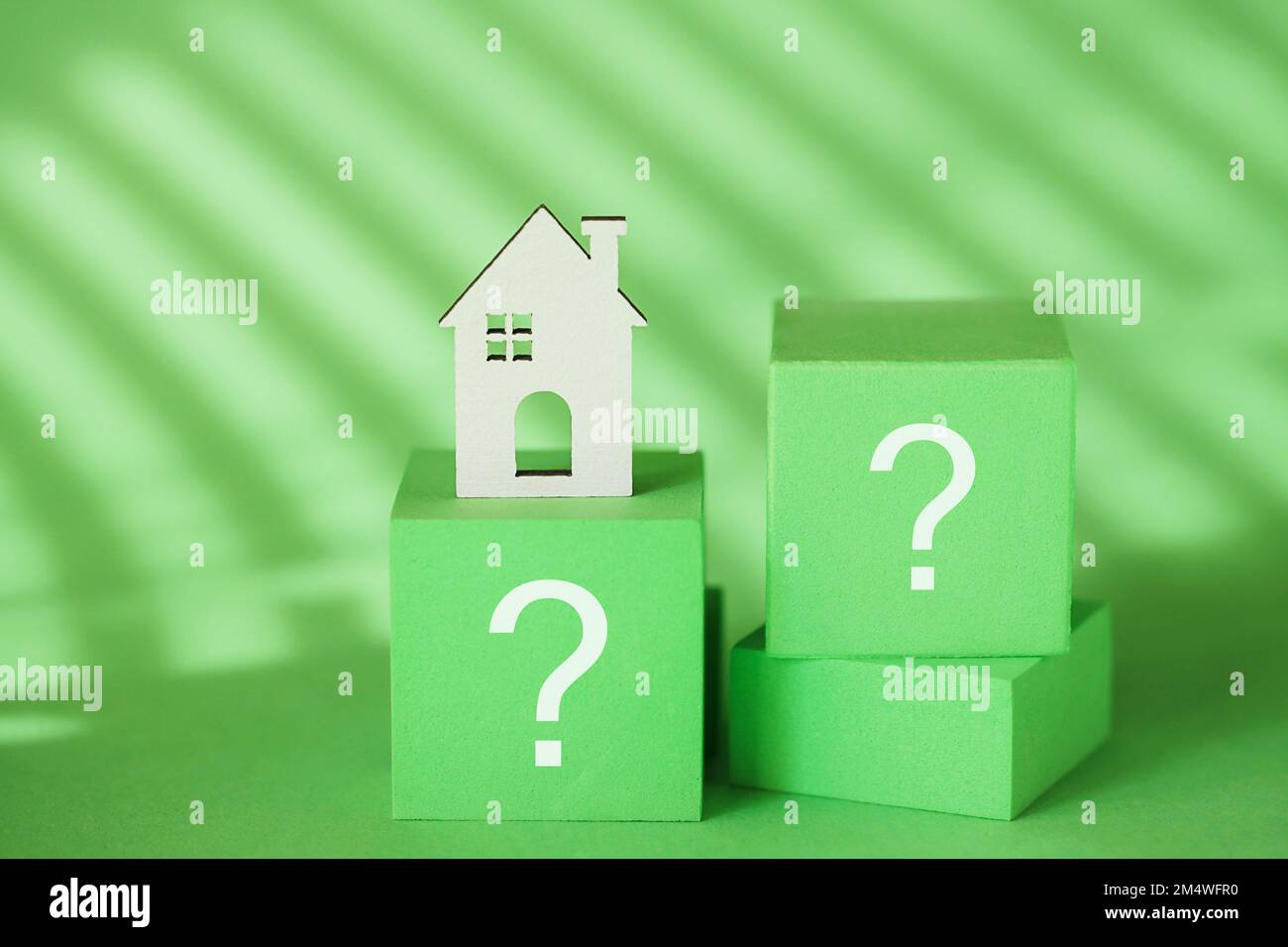 Segnale con punto interrogativo, Green House, su sfondo verde. Eco House ESG Foto Stock