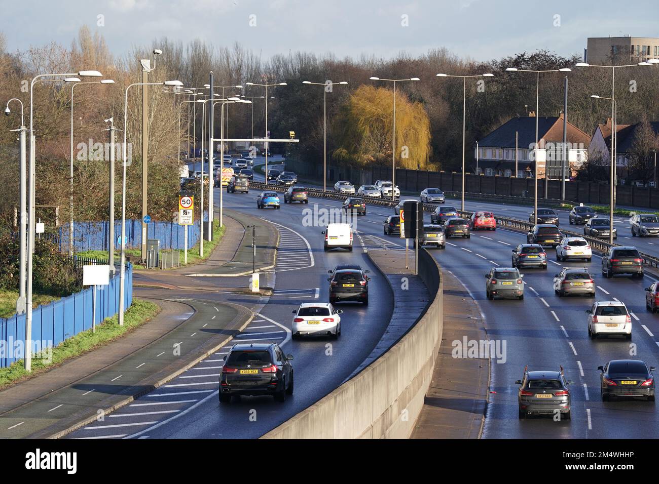 Traffico sulla A30 a Londra. Molti piloti stanno combattendo una banda di forti piogge che si spostano a nord dall'Inghilterra meridionale e dal Galles al sud della Scozia e dell'Irlanda del Nord durante tutto il giorno. Data immagine: Venerdì 23 dicembre 2022. Foto Stock