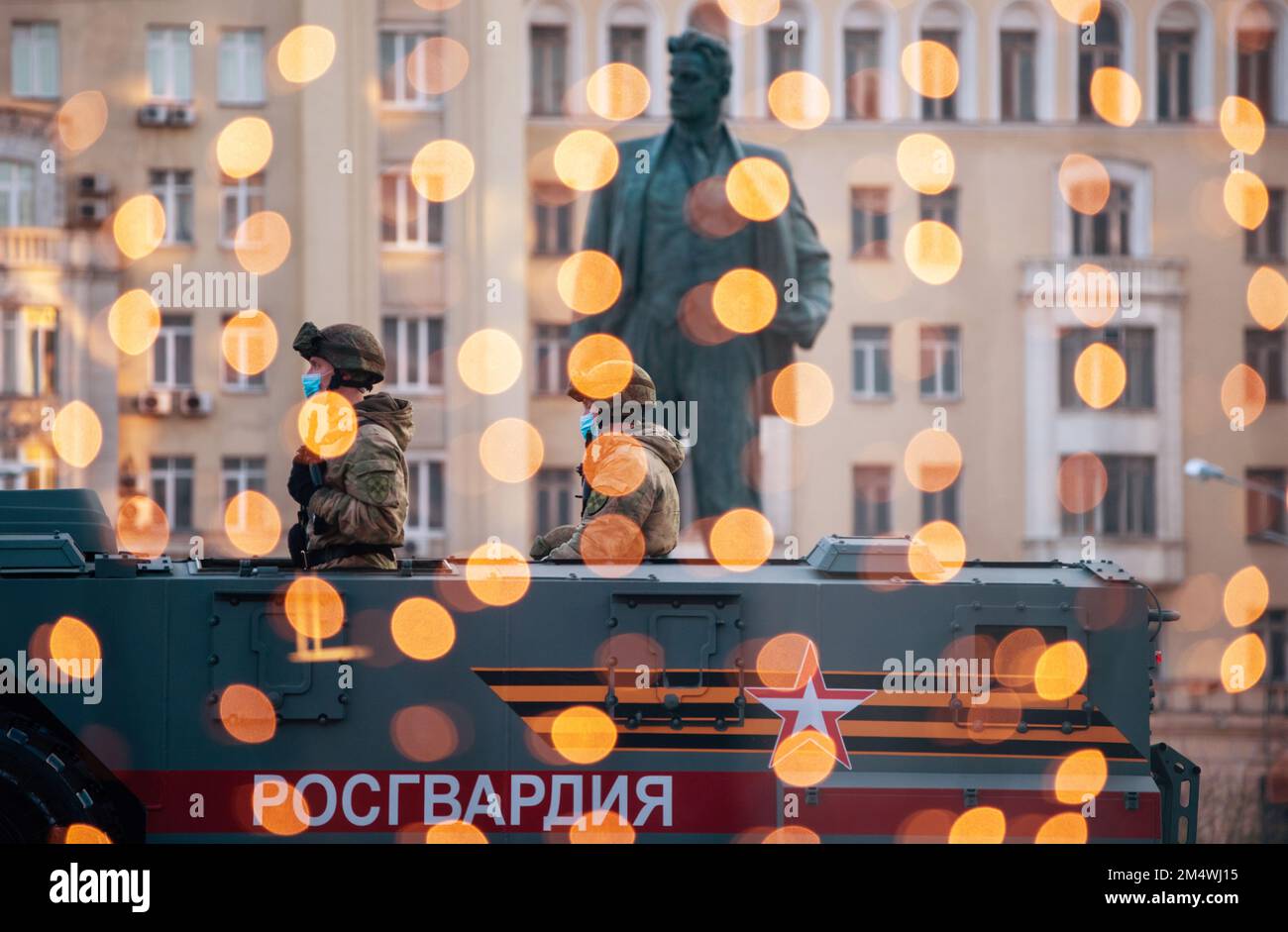 29 aprile 2021, Mosca, Russia. Dipendenti della Guardia Nazionale di Russia su un'auto blindata in Piazza Mayakovsky nella capitale russa. Foto Stock