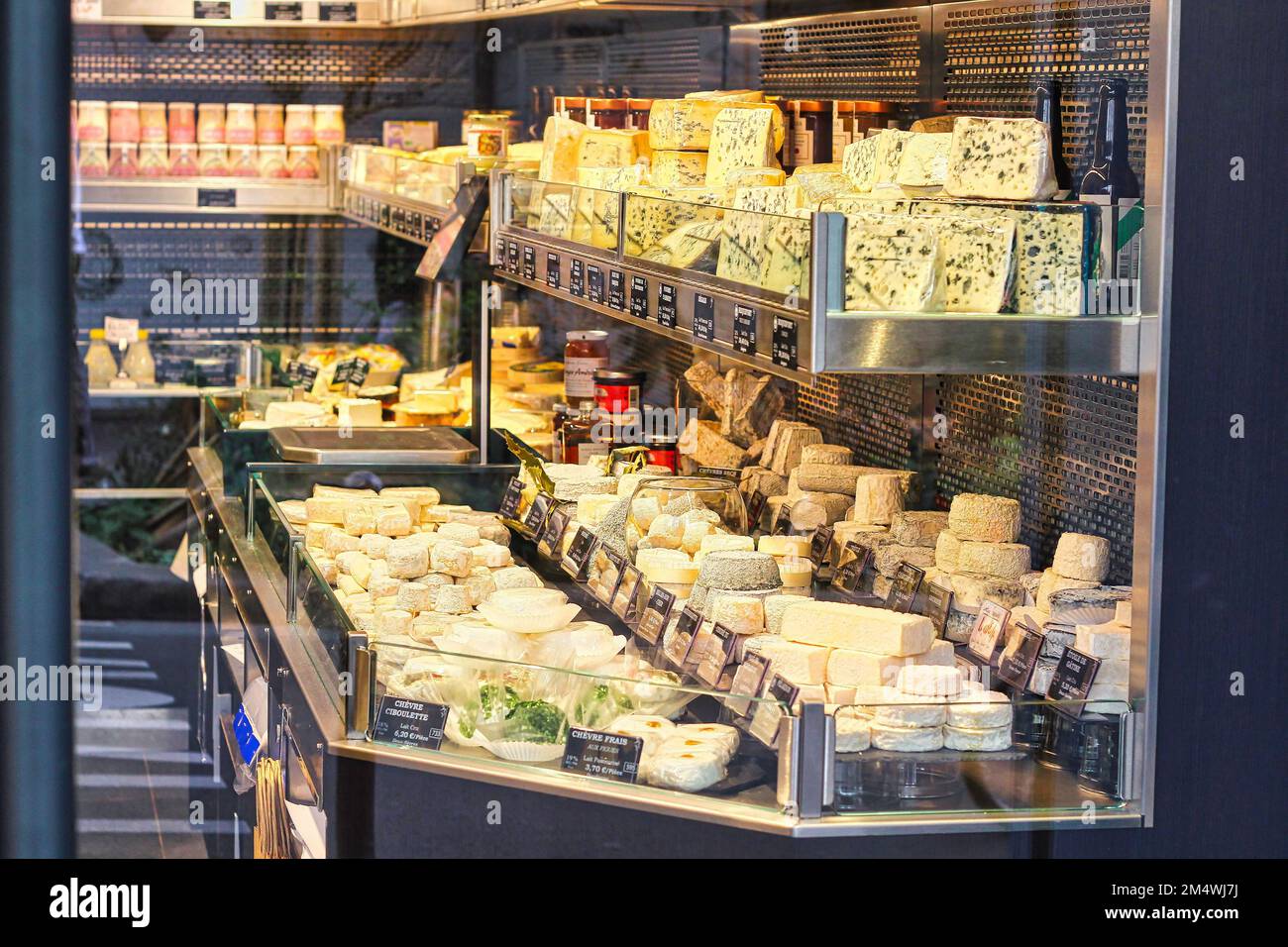 Negozio di formaggio francese nel 9th ° arrondissement di Parigi, Francia Foto Stock