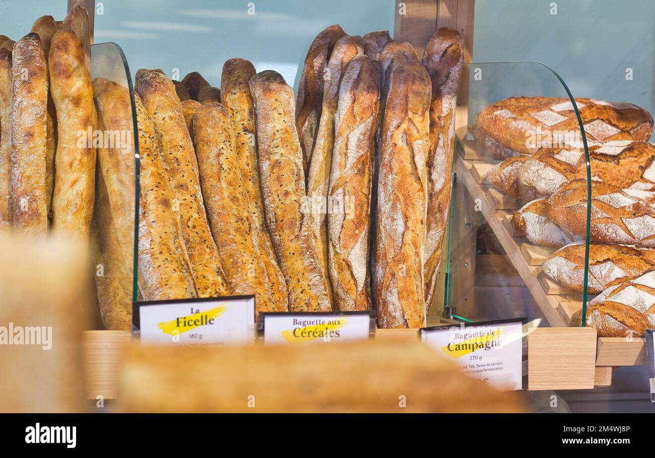 Pane fresco 'baguette' esposto nella panetteria francese Foto Stock