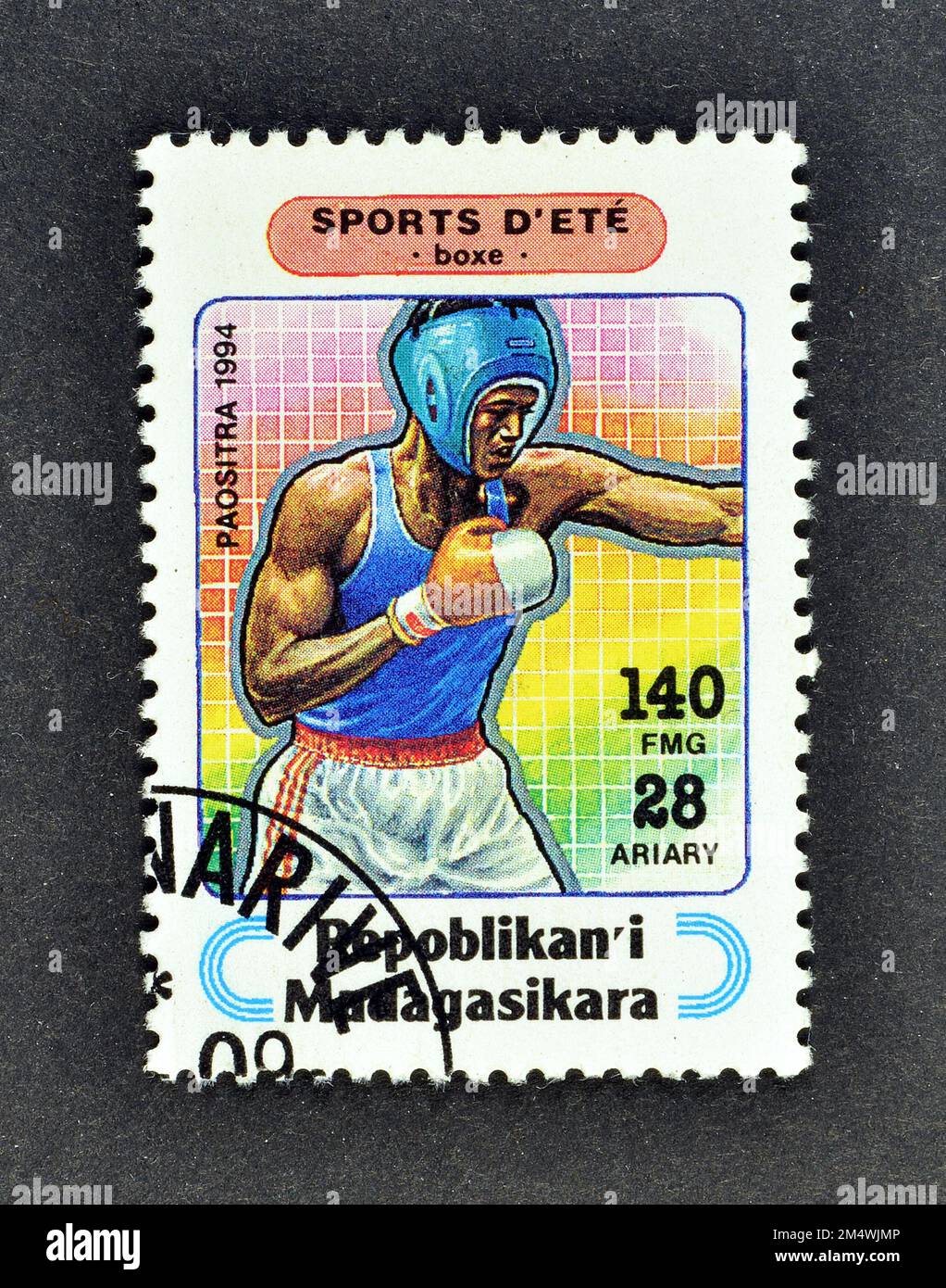 Francobollo annullato stampato dal Madagascar, che mostra Boxer, circa 1994. Foto Stock