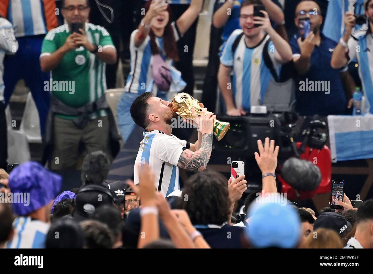 Doha, Katar. 18th Dec, 2022. Male nella folla, Lionel MESSI (ARG) bacia la coppa, trofeo, può essere celebrato, giubilare, gioia, Entusiasmo, giro d'onore, partita 64, FINALE Argentina - Francia 4-2 NE (3-3) su 18,12. 2022, Lusail Stadium Football World Cup 20122 in Qatar dal 20,11. - Dalle 18.12.2022 alle Credit: dpa/Alamy Live News Foto Stock
