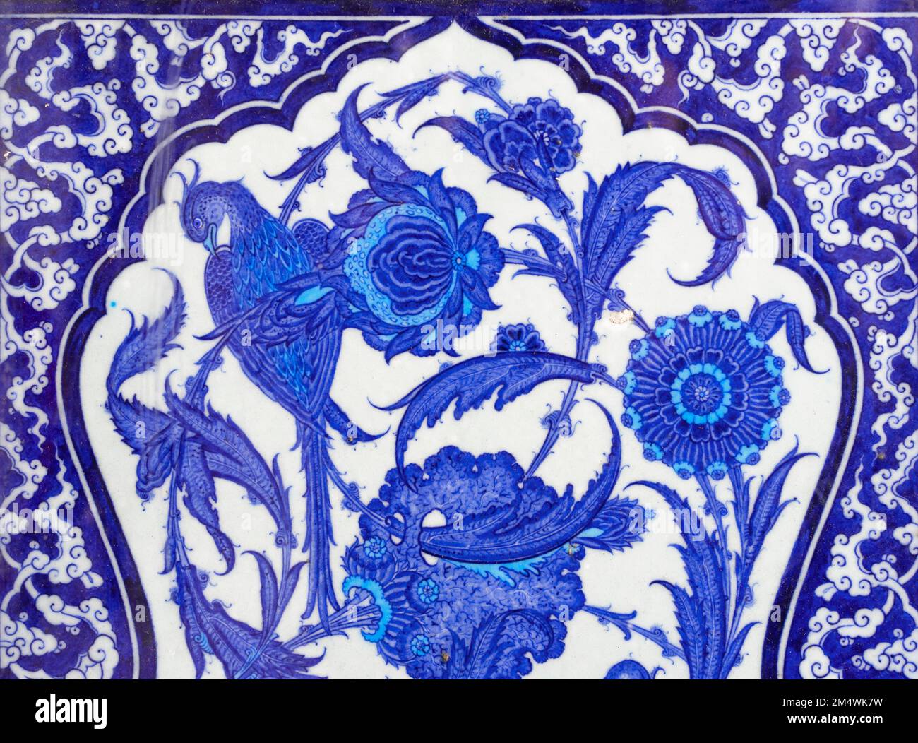 Pannello di piastrelle blu del mitico motivo di fiori e uccelli Phoenix nel Palazzo Topkapi, Istanbul, Turchia. Foto Stock