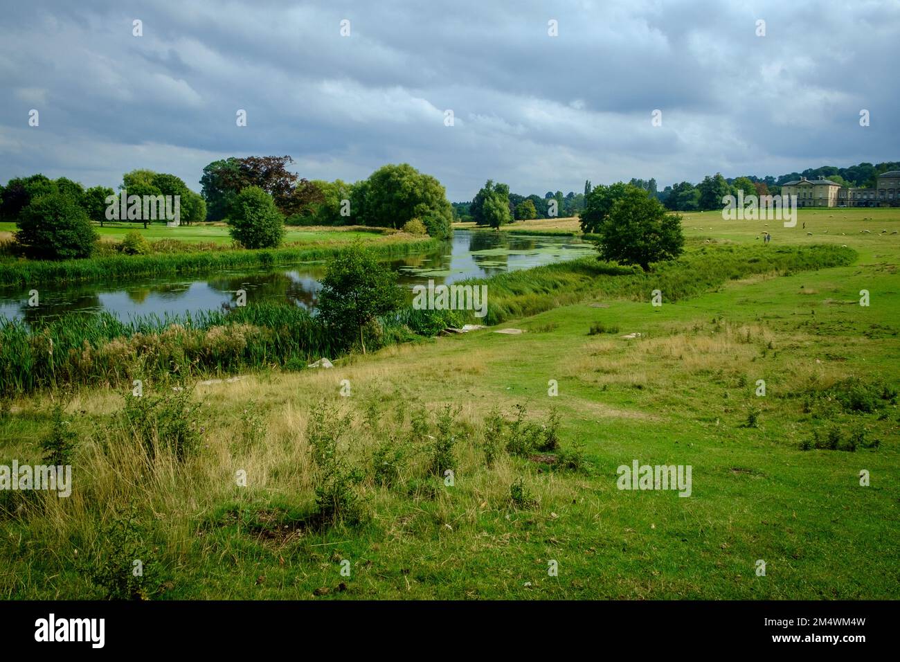 11th settembre 2022 - Kedleston, Regno Unito: Paesaggio di Cutler Brook nel parco a Kedleston Hall, Derbyshire, Regno Unito Foto Stock