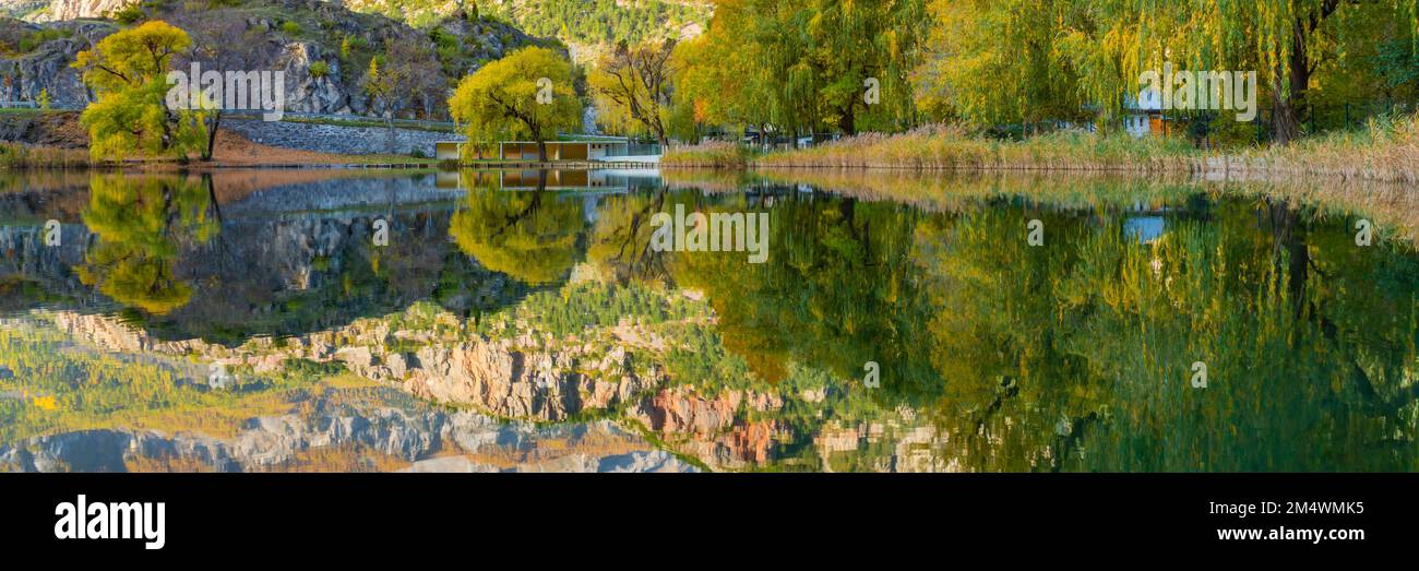 Paesaggio nelle alpi francesi meridionali al centro di una grande valle in autunno al lago la Roche-de-rame Foto Stock