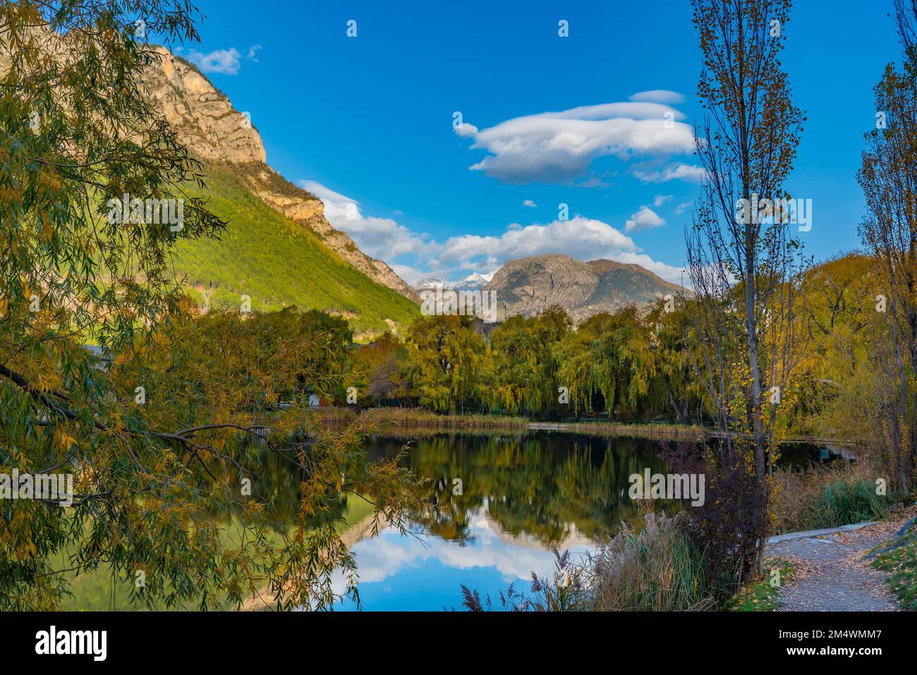 Paesaggio nelle alpi francesi meridionali al centro di una grande valle in autunno al lago la Roche-de-rame Foto Stock