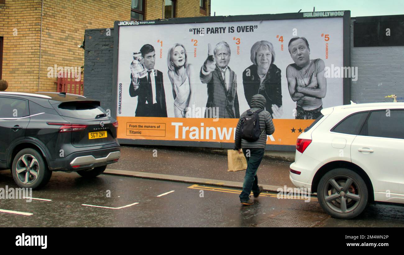 Glasgow, Scozia, Regno Unito 23rd dicembre 2022. Un nuovo cartellone satirico è apparso nell'estremità orientale di Glasgow, vicino al mercato di Barras. Un'immagine anti-governativa basata sul famoso poster del film di avvistamento dei treni. 'Trainwreck', l'opera d'arte è un nuovo manifesto di lingua in guancia dell'artista di Glasgow Trackie McLeod. Credit Gerard Ferry/Alamy Live News Foto Stock