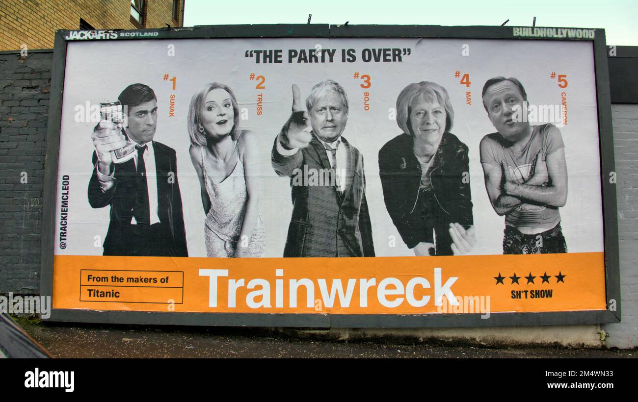 Glasgow, Scozia, Regno Unito 23rd dicembre 2022. Un nuovo cartellone satirico è apparso nell'estremità orientale di Glasgow, vicino al mercato di Barras. Un'immagine anti-governativa basata sul famoso poster del film di avvistamento dei treni. 'Trainwreck', l'opera d'arte è un nuovo manifesto di lingua in guancia dell'artista di Glasgow Trackie McLeod. Credit Gerard Ferry/Alamy Live News Foto Stock