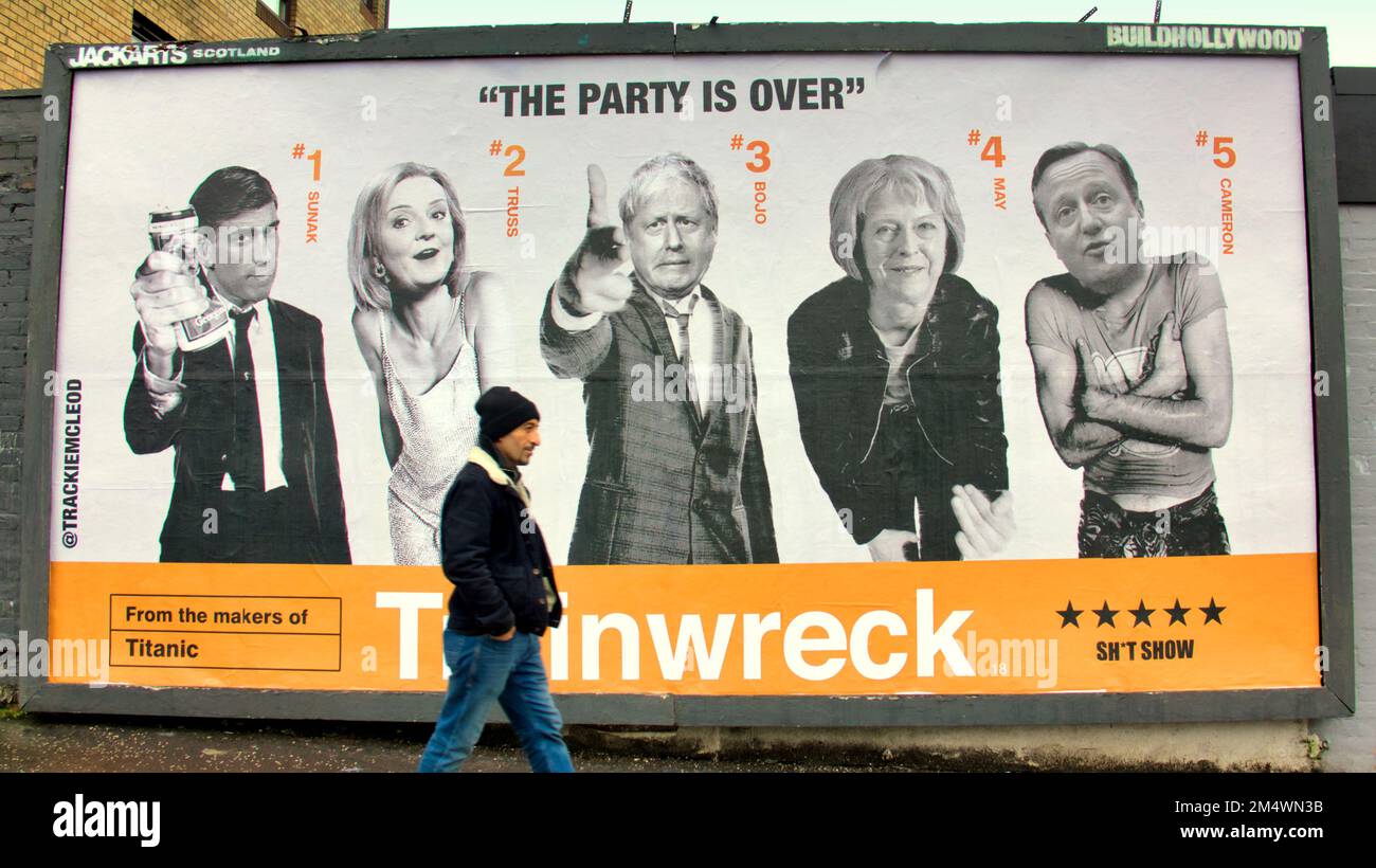 Glasgow, Scozia, Regno Unito 23rd dicembre 2022. Un nuovo cartellone satirico è apparso nell'estremità orientale di Glasgow, vicino al mercato di Barras. Un'immagine anti-governativa basata sul famoso poster del film di avvistamento dei treni. 'Trainwreck', l'opera d'arte è un nuovo manifesto di lingua in guancia dell'artista di Glasgow Trackie McLeod. Credit Gerard Ferry/Alamy Live News Foto Stock