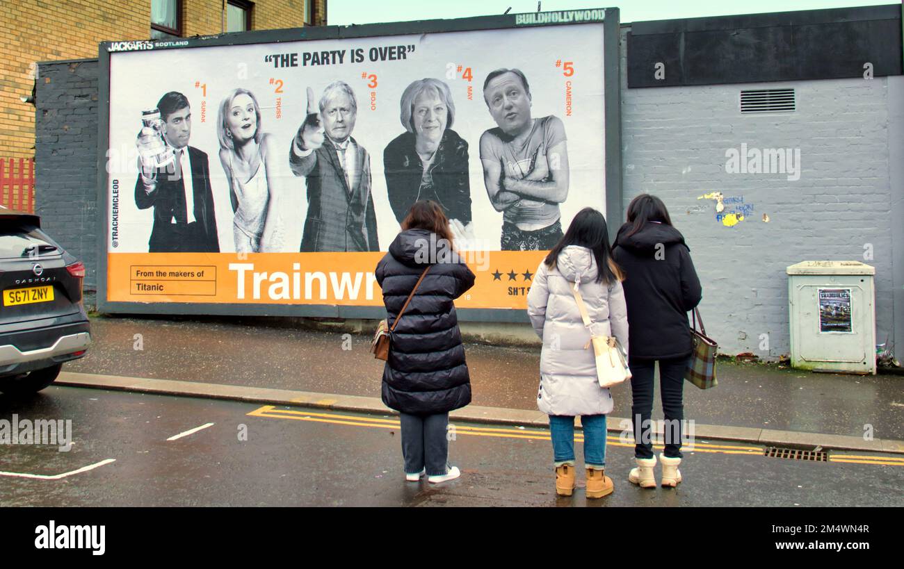 Glasgow, Scozia, Regno Unito 23rd dicembre 2022. Un nuovo cartellone satirico è apparso nell'estremità orientale di Glasgow, vicino al mercato di Barras. Un'immagine anti-governativa basata sul famoso poster del film di avvistamento dei treni. 'Trainwreck', l'opera d'arte è un nuovo manifesto di lingua in guancia dell'artista di Glasgow Trackie McLeod. Credit Gerard Ferry/Alamy Live News Foto Stock